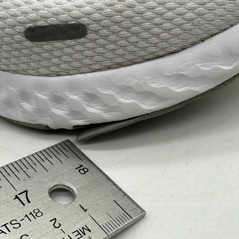 Nike BQ3207-100 Womens Size 9.5 Revolution 5 Sneaker Pure Platinum Running Shoes